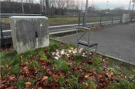 Direkt am Bahnsteigzugang im Bahnhof Norden liegen unzählige leere Konservengläser sowie ein ausrangierter Stuhl.