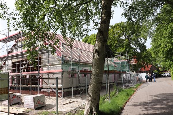 Direkt neben der Kirche (im Hintergrund) der evangelisch-reformierten Gemeinde am Alten Postweg in Norden entsteht das neue Gemeindehaus.
