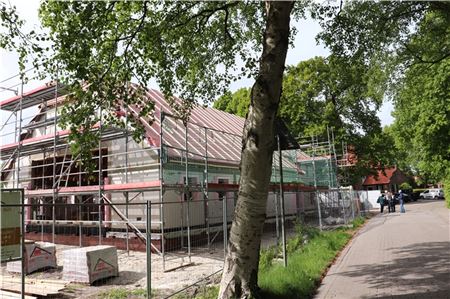 Direkt neben der Kirche (im Hintergrund) der evangelisch-reformierten Gemeinde am Alten Postweg in Norden entsteht das neue Gemeindehaus.