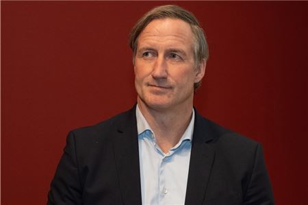 Dirk Balster, Chef der Trägergesellschaft der Kliniken in Aurich Emden und Norden, muss das Verkaufsverbot von Lokalzeitungen an den Klinikkiosken zurücknehmen.