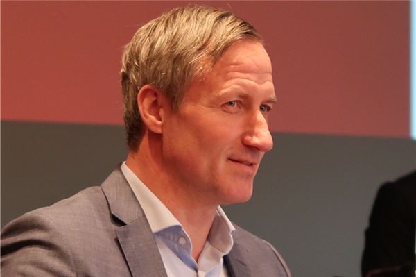Dirk Balster, dem Geschäftsführer der Trägergesellschaft der Kliniken Aurich-Emden-Norden