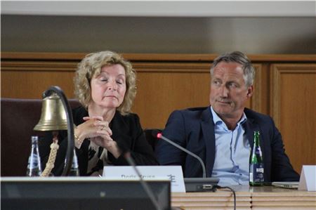Dirk Balster, Geschäftsführer der Trägergesellschaft, in einer Sitzung des Emder Gesundheitsausschusses. Doris Kruse leitete die Sitzung. Fotos: Till Oliver Becker