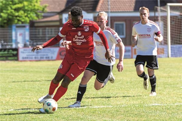 Doppelpacker. Michel Boateng (hier gegen Westrhauderfehn) besorgte in Larrelt die 2:0-Führung des FC Norden. Foto: Ute Bruns