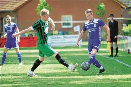 Doppelpacker. Mit seinen Saisontreffern Nummer fünf und sechs brachte der schnelle Keno Hinrichs den SV Hage gestern Abend in Strudden mit 2:0 in Führung. Foto: Ute Bruns