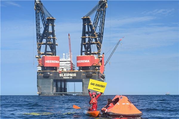 Greenpeace klebt sich in der Nordsee fest - Protest gegen Gasförderung