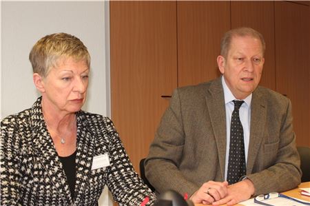 Dr. Astrid Gesang und Claus Eppmann leiten auch zukünftig die Geschicke der Kliniken.