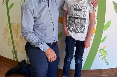 Dr. med. Daniel Schüler, Chefarzt der Klinik für Kinder- und Jugendmedizin im Klinikum Leer, mit seinem ersten Patienten Ole.Foto: Klinikum Leer