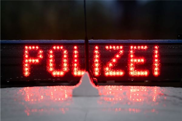 Dramatischer Zwischenfall ein einer Tankstelle in Leer: Ein Polizist wurde mit einem Messer angegriffen.