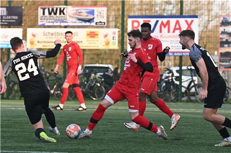 Drei, die bleiben. Pascal Holstein (am Ball, hier beim 3:0-Sieg in Hinte) sowie Michel Boateng und Eugen Keller (im Hintergrund) spielen auch in der nächsten Saison für den FC Norden. Foto: Ute Bruns