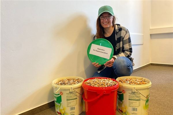 Drei Eimer voller Zigarettenkippen präsentierte Umweltmanagerin der Stadt, Sarah Wehrmaker. Foto: Stadt Norderney