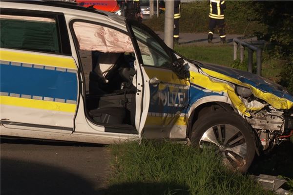 Streifenwagen kracht in abbiegendes Fahrzeug: Drei Verletzte bei Unfall Drei Personen wurden bei dem Unfall verletzt.