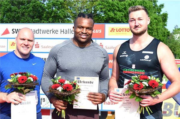 Drei starke Männer. Hendrik Janssen (rechts) musste in Halle dem Engländer Lawrence Okoye (Mitte) und Martin Markovic aus Kroatien den Vortritt lassen. Fotos: Iris Hensel