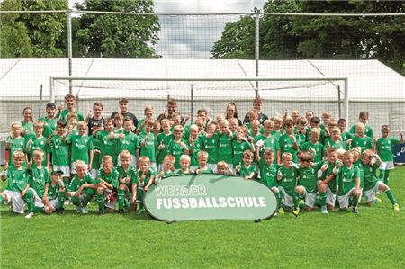 Drei Tage großer Fußballspaß. Die Bremer sind seit 2015 Dauergast beim TuS Großheide. Der Nachwuchs freut sich über das besondere Angebot. Foto: Hinrich Saathoff