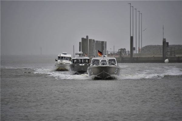 Drei „Töwis“ beim Einlaufen in den Juister Hafen. Foto: Te-Reederei
