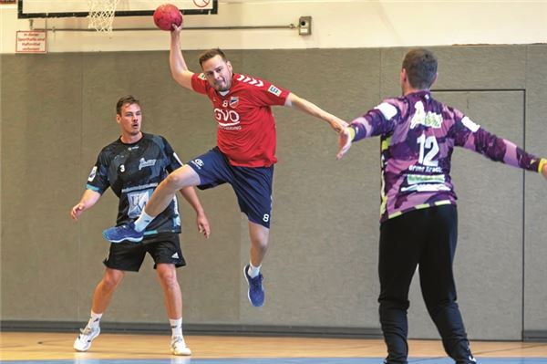 Drittes Heimspiel der Saison. Nach einem Sieg und einer Niederlage will TuRa Marienhafe – in Aktion Remmer Janssen – am Sonntag zu Hause wieder punkten. Foto: Meret Edzards-Tschinke