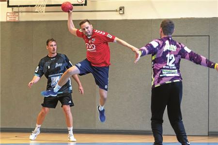 Drittes Heimspiel der Saison. Nach einem Sieg und einer Niederlage will TuRa Marienhafe – in Aktion Remmer Janssen – am Sonntag zu Hause wieder punkten. Foto: Meret Edzards-Tschinke