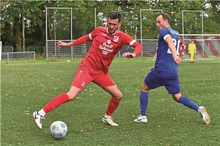 Druck standhalten. Der FC Norden – am Ball Eugen Keller – hofft, gegen Wiesmoor in Führung zu gehen. Foto: Ute Bruns