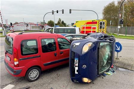 Durch den Aufprall landete das blaue Fahrzeug auf der Seite.