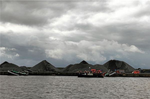 Durchgebrochen: Der Lastkahn „Sabine“ ist am Donnerstag im Emder Binnenhafen gesunken. Foto: privat