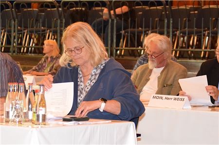 Edgar Weiss (Mitte) und Heinrich Ubben (rechts) haben sich zur neuen Fraktion Moin, Herr Weiss zusammengeschlossen. Zuvor gehörten sie zur Freien Wählergemeinschaft (im Vordergrund: Hilde Ubben). Foto: Klaus-Dieter Heimann