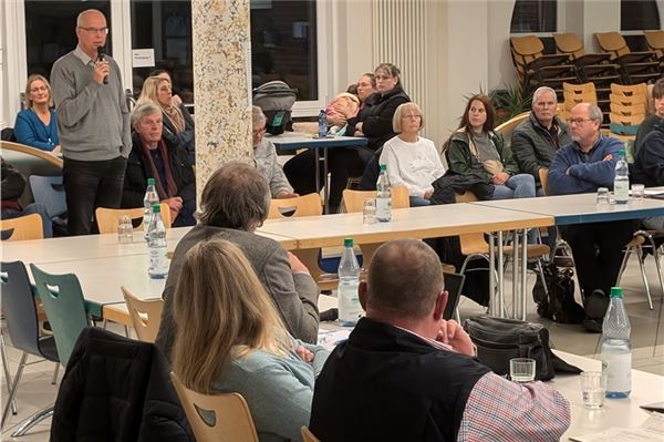 Eggo Schreitling (links, stehend) sprach als erster Vorsitzender des Vereins für den TuS Pewsum. Foto: Nicole Frischlich