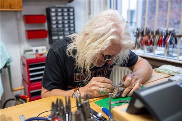 Ehemann Hermann Eilers hilft in der Werkstatt mit.