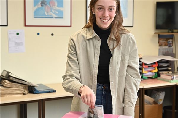 Ehrgeizige Glücksfee. Femke Wilberts zog gestern die Gewinner der KURIER-Leseraktion. Nächstes Jahr will die 19-Jährige bei der EM in Neuharlingersiel angreifen. Foto: Ute Bruns