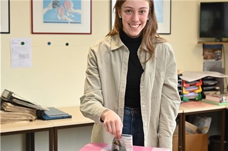 Ehrgeizige Glücksfee. Femke Wilberts zog gestern die Gewinner der KURIER-Leseraktion. Nächstes Jahr will die 19-Jährige bei der EM in Neuharlingersiel angreifen. Foto: Ute Bruns