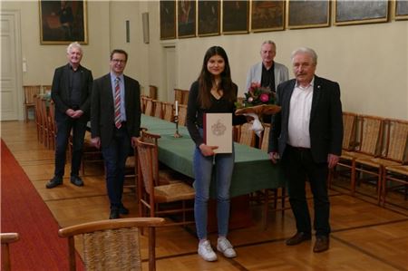 Eigenständig und engagiert: Schülerpreis-Siegerin Vera Heckelmann im Kreise der Juroren (von links): Dr. Paul Weßels (Landschaftsbibliothek), Dr. Michael Hermann (Landesarchiv), Dr. Rolf Bärenfänger (Landschaftsdirektor) und Rico Mecklenburg (Landschaftspräsident). 