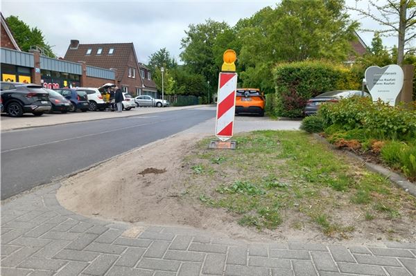 Eigentlich als Grünfläche vorgesehen werden manche Stellen im Addinggaster Weg immer wieder von Autos befahren. Dem will die Stadt in Kürze einen Riegel vorschieben.