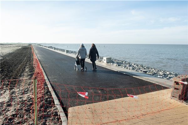 Eigentlich ist die neue Promenade in Norddeich wegen der Bauarbeiten noch gesperrt. Dennoch wird sie bereits von zahlreichen Spaziergängern genutzt.