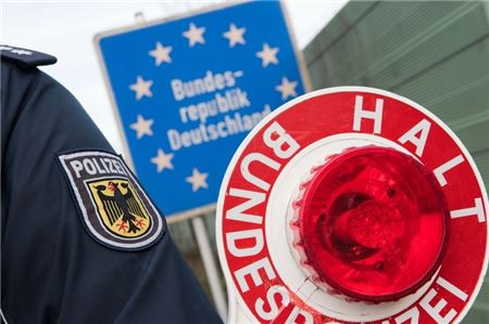 Ein 24-Jähriger wollte am Freitag mit Axt, Brecheisen und Schreckschusswaffe nach Deutschland einreisen.
