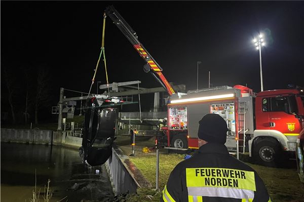 Ein 54-jähriger Mann ist in der Nacht zu gestern mit seinem Auto in das Schleusenbecken in Leybuchtsiel gefahren. Die Bergung des Fahrzeugs war aufwendig.