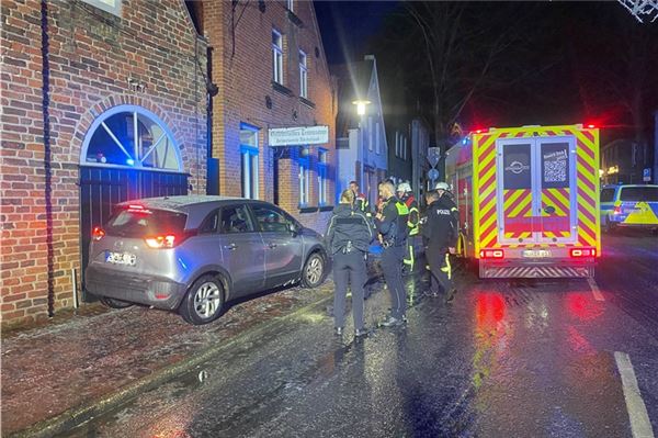 Ein Auto prallte am Donnerstagabend an die Außenmauer des Ostfriesischen Teemuseums in Norden.