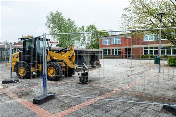 Ein Basketballfeld soll mehr Bewegung bringen – bald ist es fertig. Foto: Meret Edzards-Tschinke