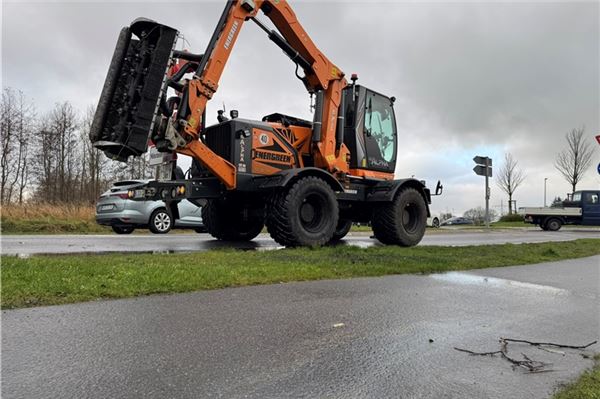 Ein Baufahrzeug hat Öl verloren.