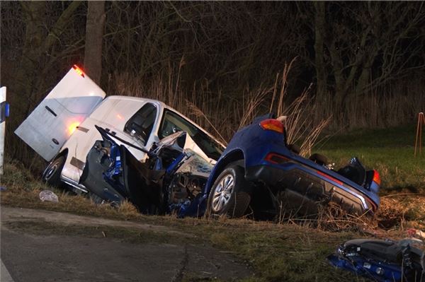 Familiendrama bei Unfall in Pewsum: Krummhörner Eltern sterben im Auto