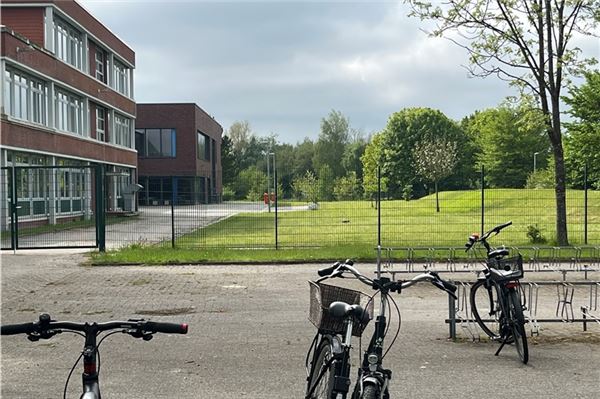 Ein Blick von den Fahrradständern des KGS-Hauptgebäudes auf die geplante Fläche für den Neubau hinter dem A-Trakt.Foto: Klaus-Dieter Heimann