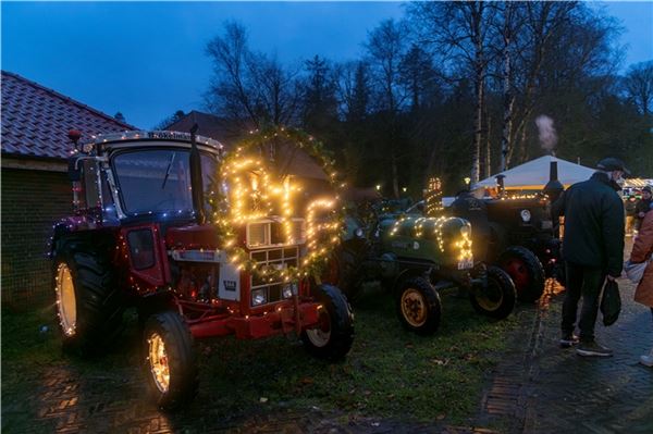 Ein Blickfang: die festlich beleuchteten Oldtimer der Berumerfehner Treckerfreunde. 