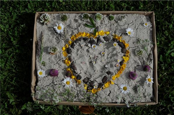 Brautpfadlegen: Kinder gestalten Blumenteppiche in Hage, Berumbur und Upgant-Schott Ein Brautpfad im Kartonformat.