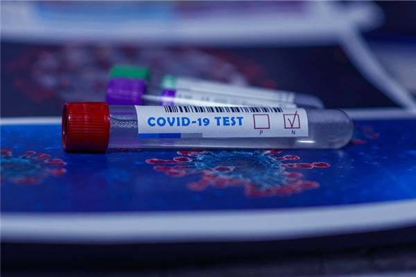 1000 Bürger sind isoliert Ein Covid-19-Teströhrchen