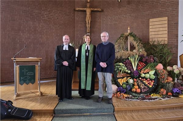 Ein denkwürdiger Tag zum Jubiläum: Pastor Dr. Andreas Lüder, Sabine Schiermeyer und Hans Jenkner beim Gottesdienst.