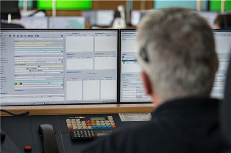 Ein Disponent arbeitet in der Regionalleitstelle der Feuer- und Rettungswache.