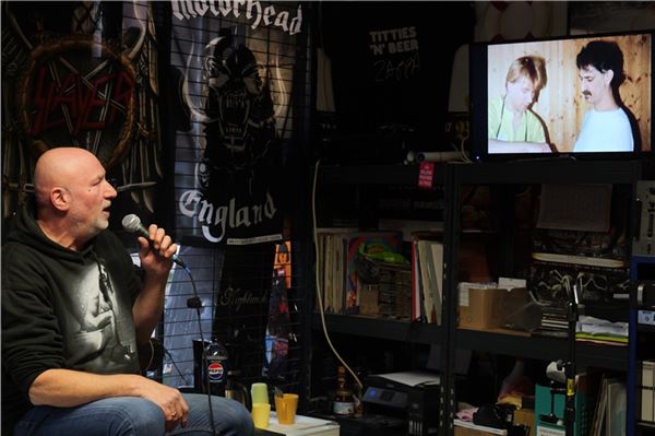 Ein Fan trifft sein Idol: Seit 1976 begeistert sich Martin „Maggi“ Mak für die Musik von Frank Zappa. Fotos: Werner Jürgens