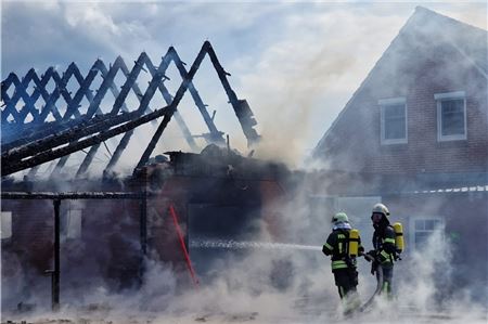 Ein Feuer zerstörte am Wochenende eine Garage in Großheide. Das angrenzende Wohnhaus blieb verschont.