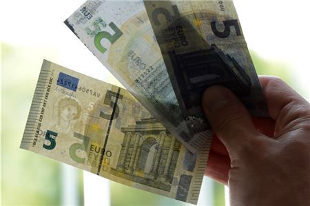 Ein Geldschein wird dem Täter, der sich illegal in Deutschland aufhält, zum Verhängnis.