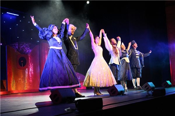 Ein glücklicher Cast nach einem gelungenen Auftritt. Fotos: Katarzyna Siemers