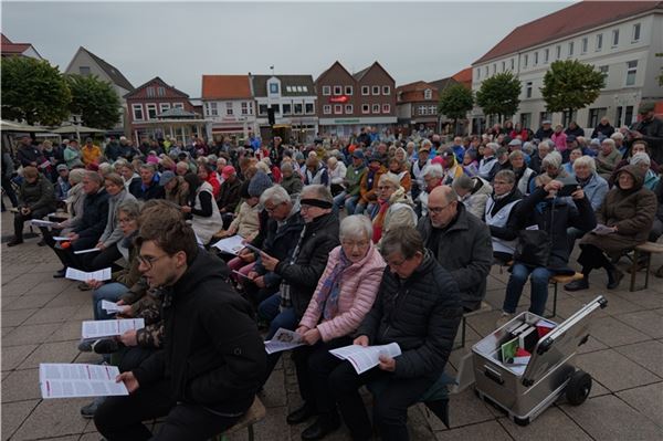 „Ein gutes und richtiges Signal“: Rund 200 Menschen trafen sich in Aurichzum gemeinsamen Singen. Foto: Werner Jürgens