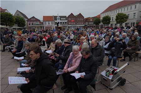 „Ein gutes und richtiges Signal“: Rund 200 Menschen trafen sich in Aurichzum gemeinsamen Singen. Foto: Werner Jürgens