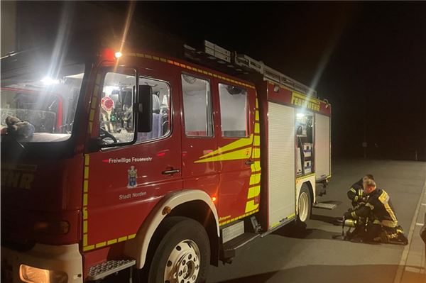 Mann nach Sturz per Drehleiter gerettet – Feuerwehr Norden im Doppel-Einsatz Ein Feuerwehrauto in der Nacht.